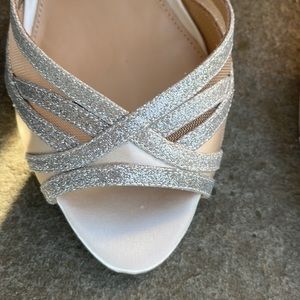 NWT! Perfect gorgeous heels! Hitherto ivory satin w silver glitter detail sz 7.5